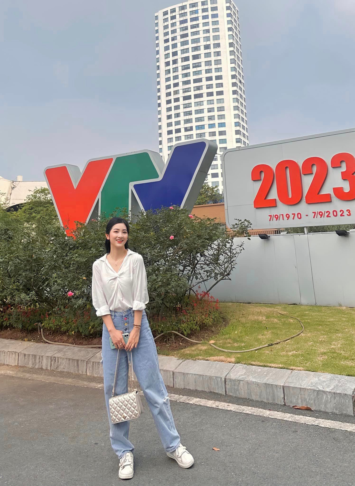 Vai Thoan do diễn viên trẻ Linh Chi đảm nhiệm. Nói về vai diễn đang khiến khán giả “tăng xông”, Linh Chi bày tỏ với Tiền Phong: “Nhận vai Thoan, tôi nghĩ vai này sẽ bị ghét lắm. Khi đọc được những bức xúc của khán giả, tôi hiểu tâm tư, suy nghĩ của những ai đang theo dõi bộ phim. Tôi đón nhận những ý kiến trái chiều một cách vui vẻ, tích cực và nghĩ rằng với diễn viên mới, được khán giả nhớ tới là rất vui rồi”.