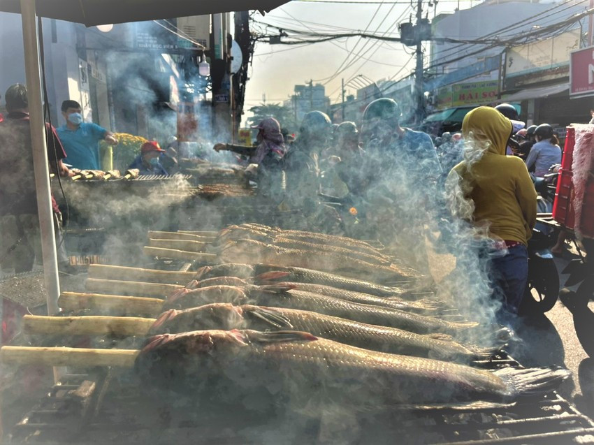 Cá lóc sống đang được nướng để kịp phục vụ nhu cầu mua cúng của người dân.