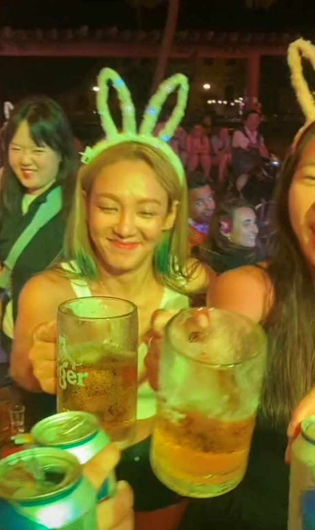 Hyoyeon nhóm SNSD nhiều lần được mời đến Việt Nam biểu diễn. Cô đeo tai thỏ, thoải mái mời bia với fan ở vỉa hè sau khi diễn Seen Festival Hội An.