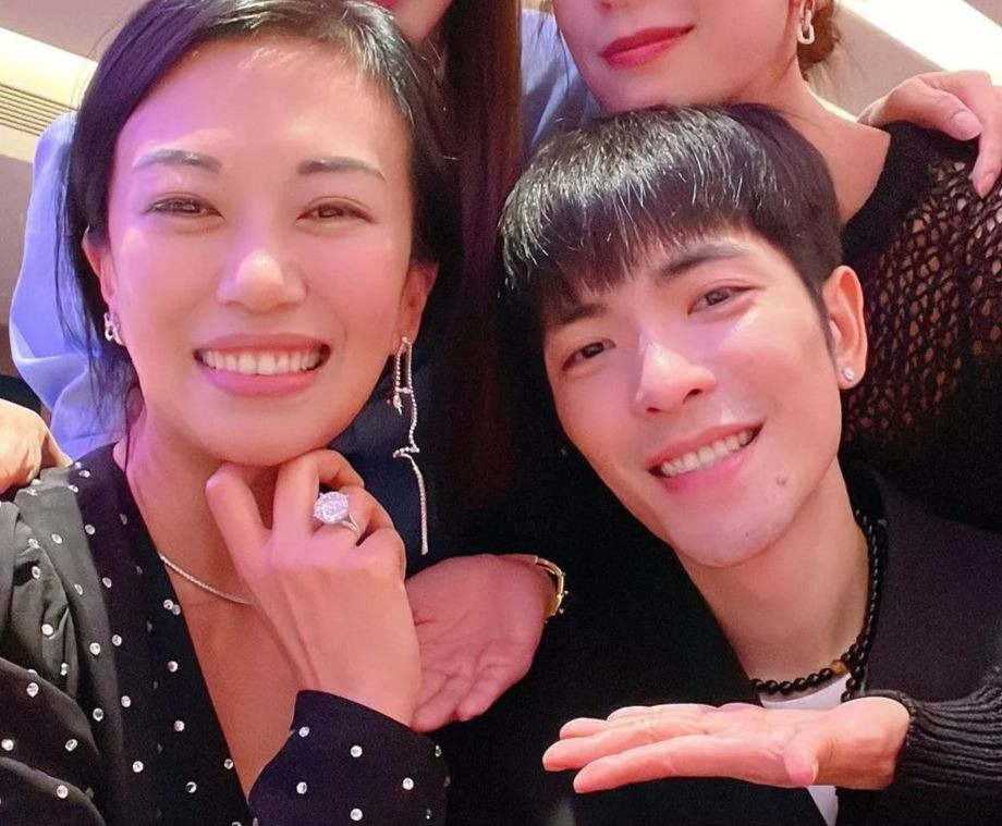 Lâm Hữu Huệ khoe nhẫn kim cương "khủng" khi được bạn trai cầu hôn. Ảnh: Weibo.