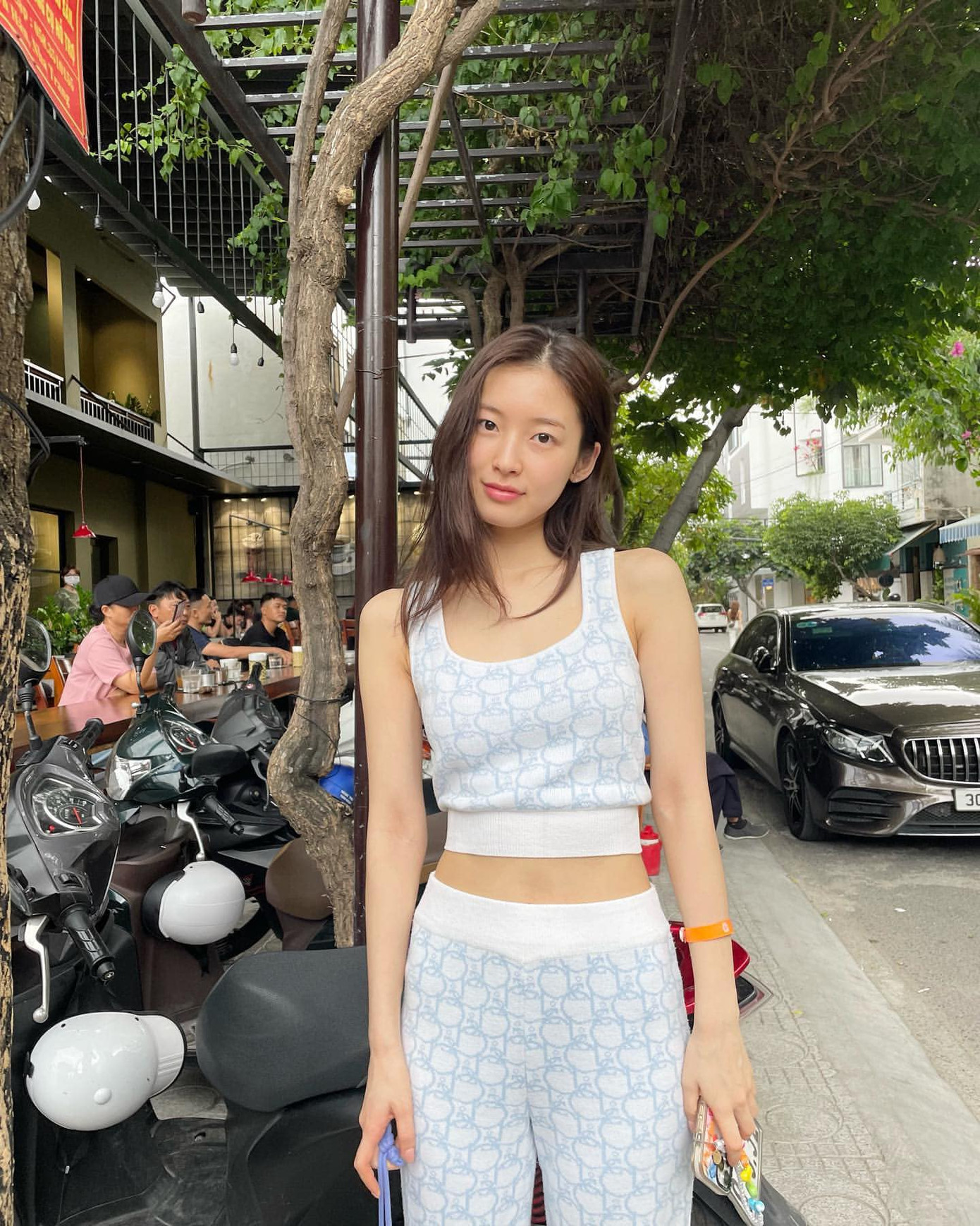 Arin (Oh My Girl) chọn Việt Nam là điểm đến yêu thích. Sau lần du lịch đến Nha Trang hồi năm 2019, nữ thần tượng cùng gia đình đến Cam Ranh, Khánh Hòa nghỉ dưỡng.