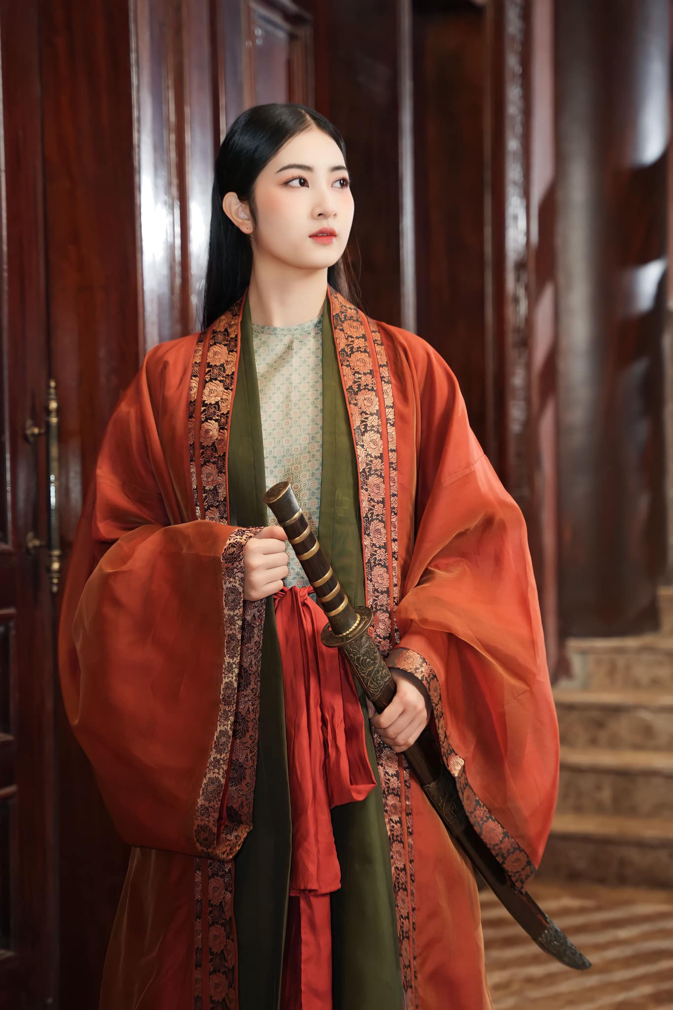 Trước khi xuất hiện trên phim VTV, công việc chính của Linh Chi là quay TVC, chụp hình quảng cáo cho các nhãn hàng, chụp lookbook, thi thoảng tham gia một số dự án phim ngắn, sitcom… Vì vậy cô không bị quá bỡ ngỡ khi đóng phim dù là diễn viên tay ngang.