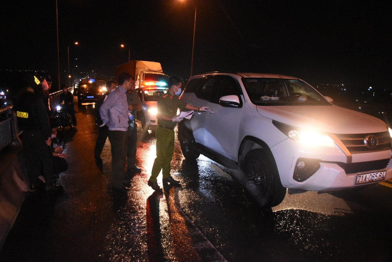 Khoảng 1h ngày 29/7, Công an tỉnh Tiền Giang phối hợp với Công an tỉnh Bến Tre huy động nhiều lực lượng tổ chức chốt chặn, trấn áp, khống chế 31 đối tượng có hành vi tàng trữ súng, hung khí trên cầu Rạch Miễu (Ảnh: T.T.).