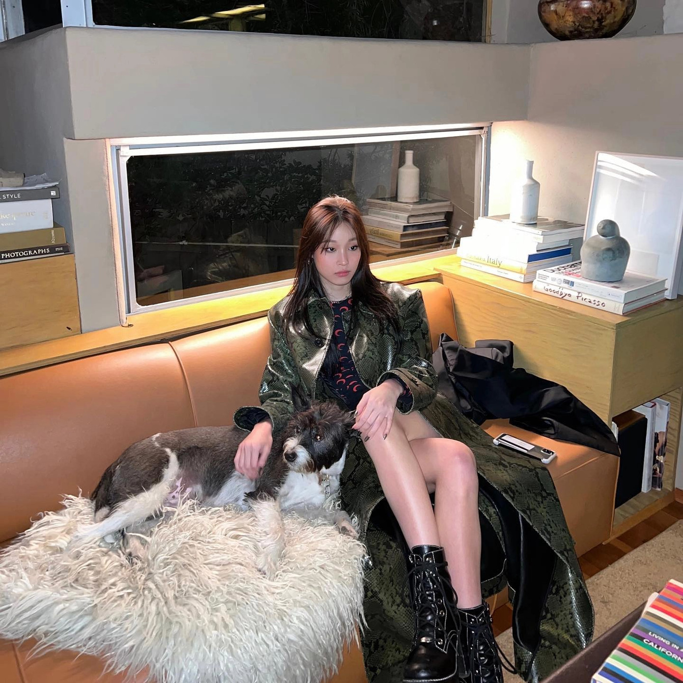 Là tiểu thư tài phiệt, Moon Seo Yoon khiến nhiều người phải xuýt xoa vì lối sống sang chảnh, thường xuyên diện đồ hiệu, du lịch khắp nơi trên thế giới và thân quen với nhiều người nổi tiếng, nhất là những nghệ sĩ đến từ YG Entertainment – công ty chủ quản của G-Dragon.