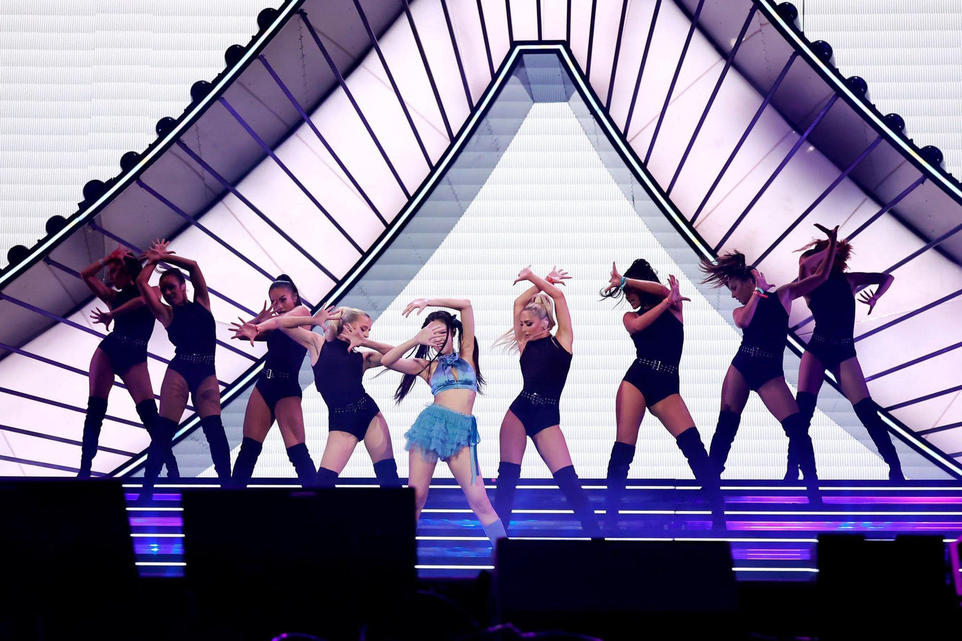 Nữ thần tượng sinh năm 1996 là người đầu tiên thực hiện sân khấu solo với ca khúc You &amp; Me. Trang phục theo xu hướng ballet-core tiếp tục được Jennie lăng xê.