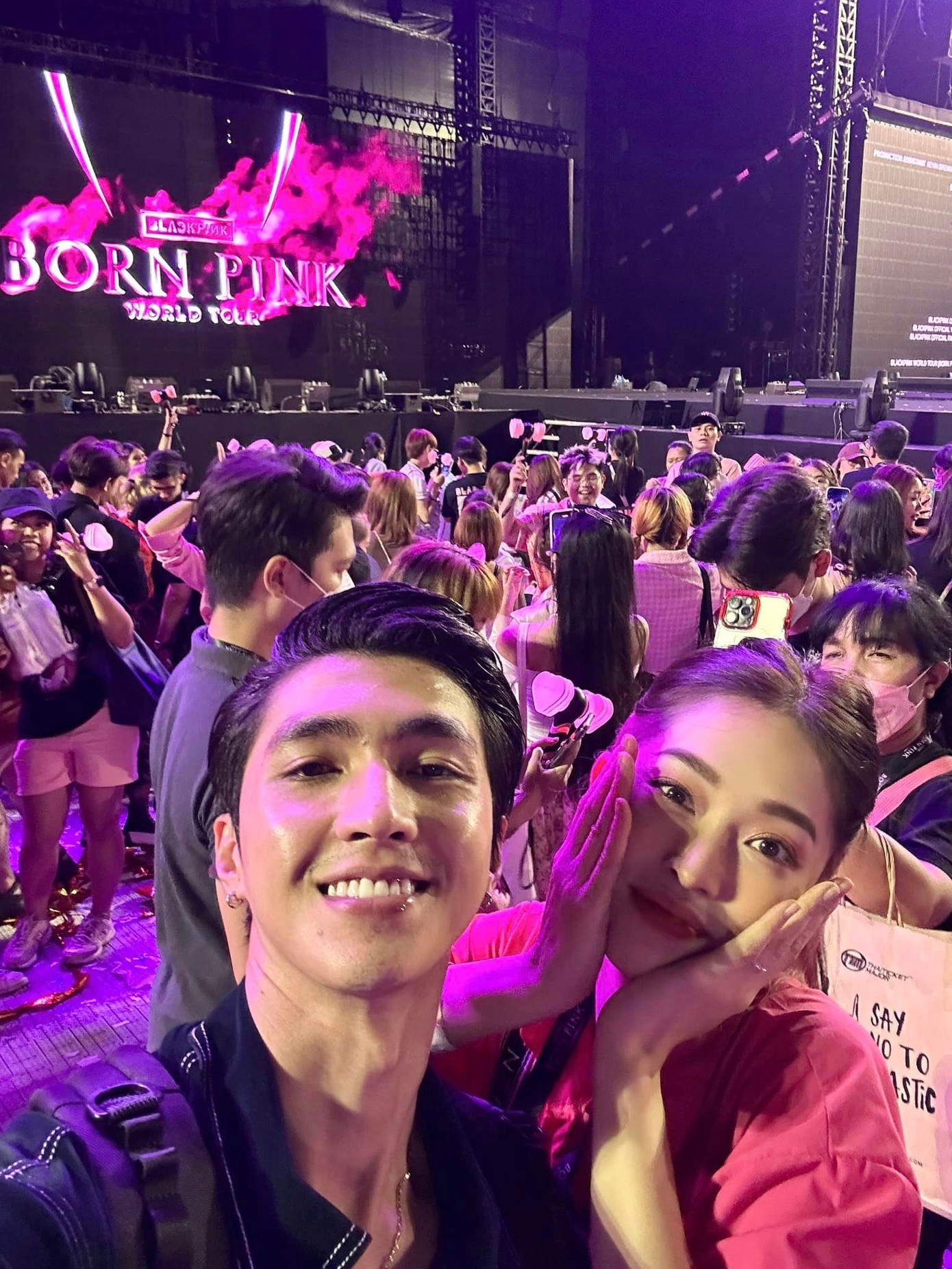 Nhiều sao Việt bày tỏ niềm yêu thích BlackPink và quyết tâm có được tấm vé xem concert trên tay. Nhiều sao Việt bày tỏ niềm yêu thích BlackPink và quyết tâm có được tấm vé xem concert trên tay.