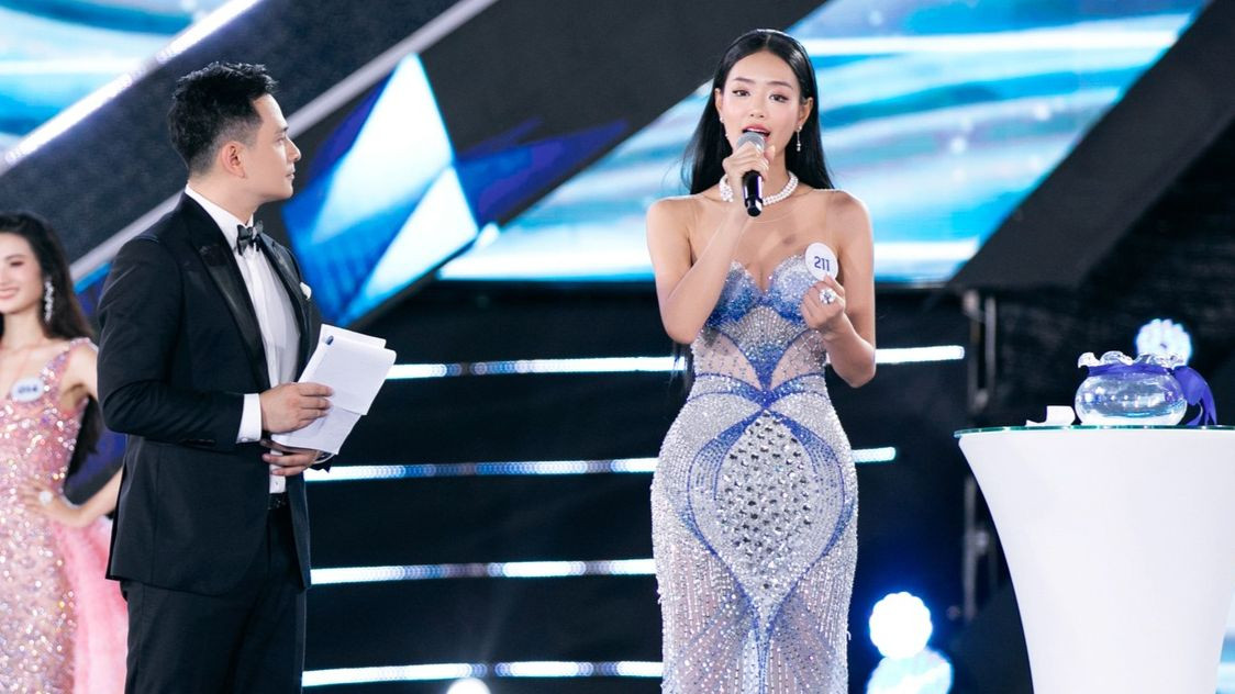 Bùi Khánh Linh là thí sinh khiến khán giả tiếc nuối vì không giành được danh hiệu. Nhiều người đánh giá người đẹp có màn ứng xử hay, đúng trọng tâm. Bùi Khánh Linh là thí sinh khiến khán giả tiếc nuối vì không giành được danh hiệu. Nhiều người đánh giá người đẹp có màn ứng xử hay, đúng trọng tâm.