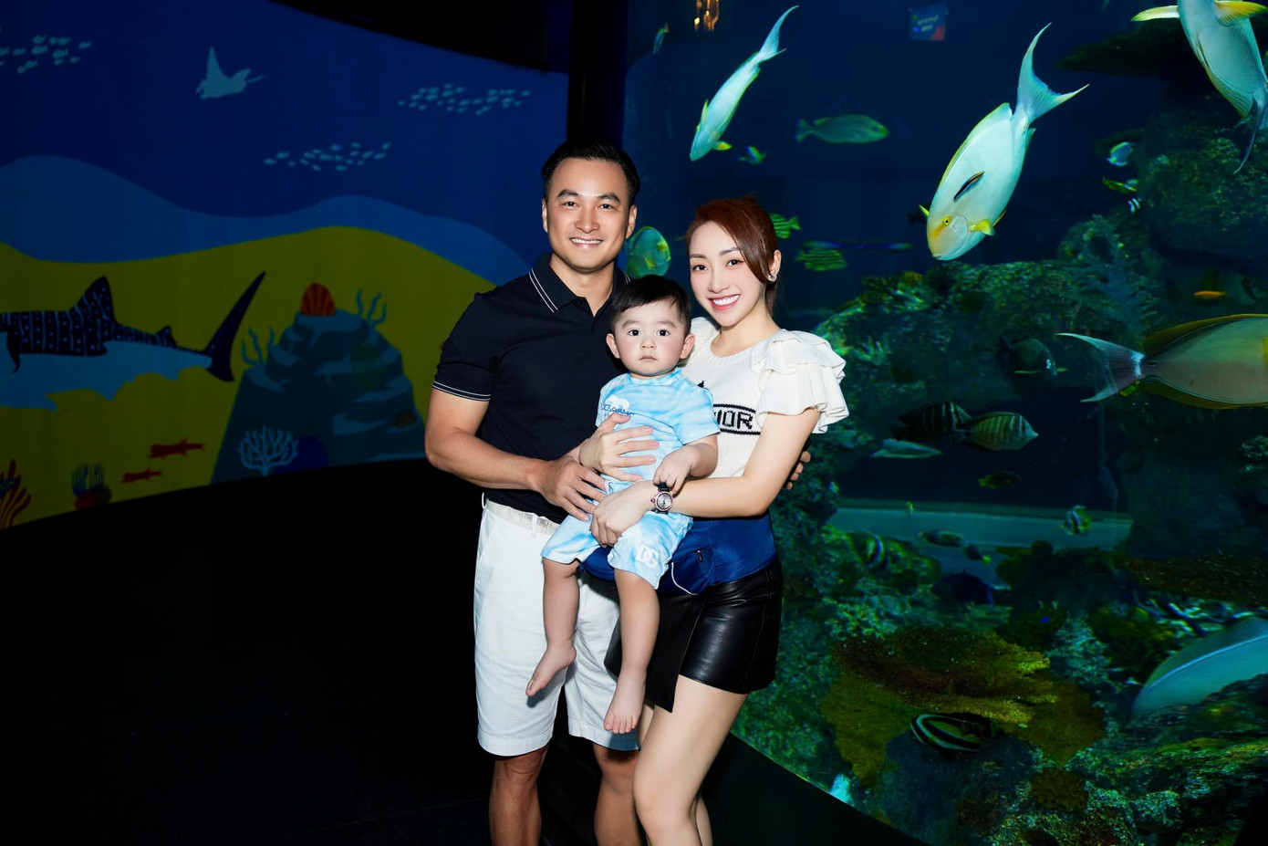 Vợ chồng Chi Bảo - Lý Thùy Trang đưa con trai Zorba Gia Khang đi thăm thú nhiều địa điểm du lịch tại “Đảo quốc Sư Tử” Singapore.