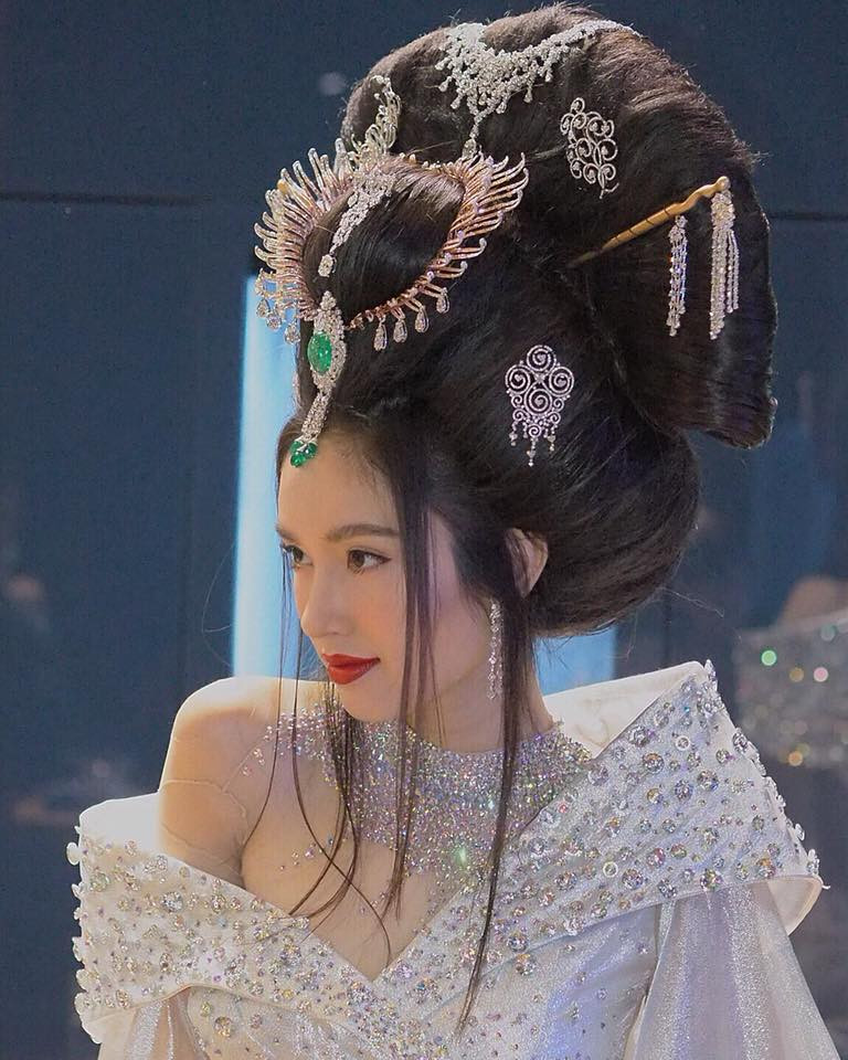 Thời gian này, cô vướng tin hẹn hò với tài tử Cổ Thiên Lạc khi hai người hợp tác trong phim hành động White Storm. Nhiều lời đồn thổi cho rằng vì cặp kè Cổ Thiên Lạc, Nong Poy mới quyết định dứt tình với bạn trai lâu năm. Khi được báo chí Thái Lan đề cập, mỹ nhân chuyển giới lên tiếng: “Cổ Thiên Lạc coi tôi như em gái và chưa bao giờ tán tỉnh tôi. Đừng đưa anh ấy vào chuyện này, tôi không muốn làm tổn hại đến danh tiếng của anh”.