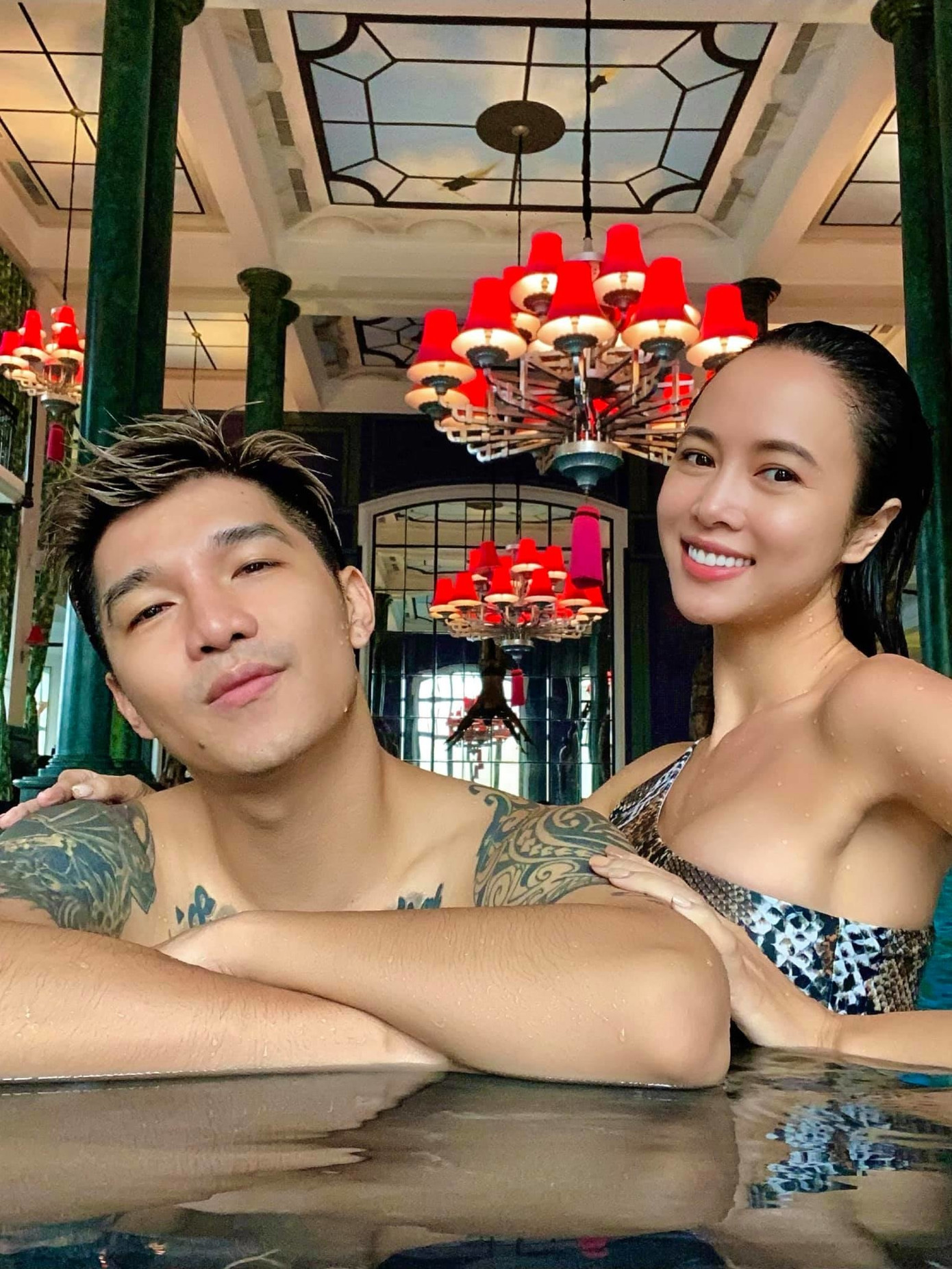 Vũ Ngọc Anh sinh năm 1990, từng “chinh chiến” nhiều đấu trường sắc đẹp như Hoa hậu Thế giới người Việt năm 2007, Hoa hậu Việt Nam 2012. Một thời gian, cô tạm rời showbiz làm ngân hàng, sau đó trở lại trong vai trò diễn viên, ca sĩ. Ngọc Anh theo đuổi phong cách gợi cảm, cô chia sẻ: “Tôi thấy hình ảnh đó không tục tĩu. Nó gợi cảm vừa đủ. Bây giờ tôi không có sự lựa chọn vì bất kỳ lúc nào tôi ăn mặc vẫn toát lên vẻ sexy”.