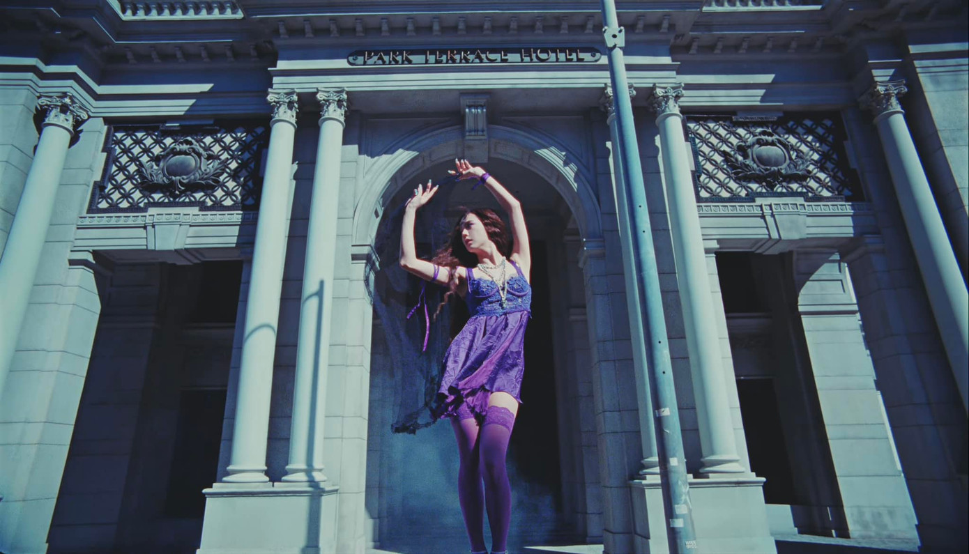 Jisoo thay 10 bộ trang phục trong MV từ các nhà mốt cao cấp.