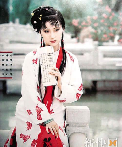 Trong nguyên tác, Lâm Đại Ngọc hiện lên là cô nương có "Đôi lông mày điểm màu khói lạt, dường như cau mà lại không cau, đôi con mắt chứa chan tình tứ, dáng như vui mà lại không vui. Má hơi lúm, có vẻ âu sầu. Người hơi mệt trông càng tha thướt. Lệ rớm rưng rưng, hơi ra nhè nhẹ. Vẻ thư nhàn, hoa rọi mặt hồ, dáng đi đứng, liễu nghiêng trước gió. Tim đọ Tỉ Can hơn một trăm khiếu, bệnh so Tây Tử trội vài phân”. Trong nguyên tác, Lâm Đại Ngọc hiện lên là cô nương có "Đôi lông mày điểm màu khói lạt, dường như cau mà lại không cau, đôi con mắt chứa chan tình tứ, dáng như vui mà lại không vui. Má hơi lúm, có vẻ âu sầu. Người hơi mệt trông càng tha thướt. Lệ rớm rưng rưng, hơi ra nhè nhẹ. Vẻ thư nhàn, hoa rọi mặt hồ, dáng đi đứng, liễu nghiêng trước gió. Tim đọ Tỉ Can hơn một trăm khiếu, bệnh so Tây Tử trội vài phân”.