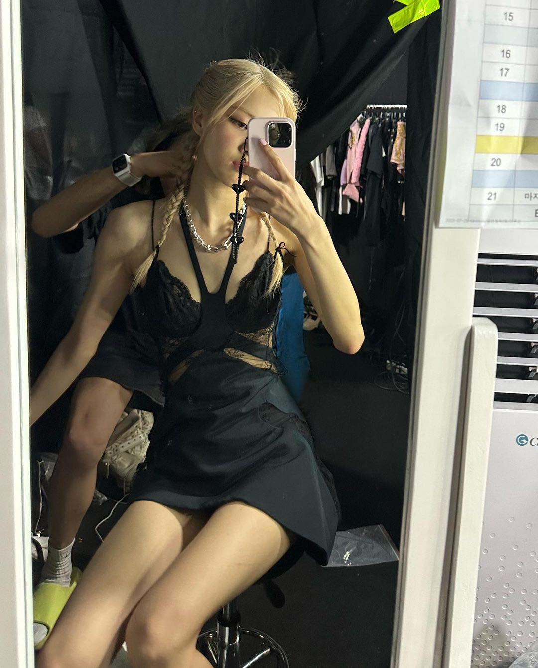 Trong khi đó Rosé khoe bánh kem từ fan Việt cùng với dòng chữ tiếng Việt: “Tôi yêu bạn” và hẹn ngày trở lại đất nước hình chữ “S”: “Thật hạnh phúc khi cuối cùng cũng có thể gặp V-Blinks. Mình đã chờ ngày này rất lâu rồi... ‘Tôi yêu bạn, Vietnam’. Mình nóng lòng đợi ngày được quay trở lại”. Trong khi đó Rosé khoe bánh kem từ fan Việt cùng với dòng chữ tiếng Việt: “Tôi yêu bạn” và hẹn ngày trở lại đất nước hình chữ “S”: “Thật hạnh phúc khi cuối cùng cũng có thể gặp V-Blinks. Mình đã chờ ngày này rất lâu rồi... ‘Tôi yêu bạn, Vietnam’. Mình nóng lòng đợi ngày được quay trở lại”.