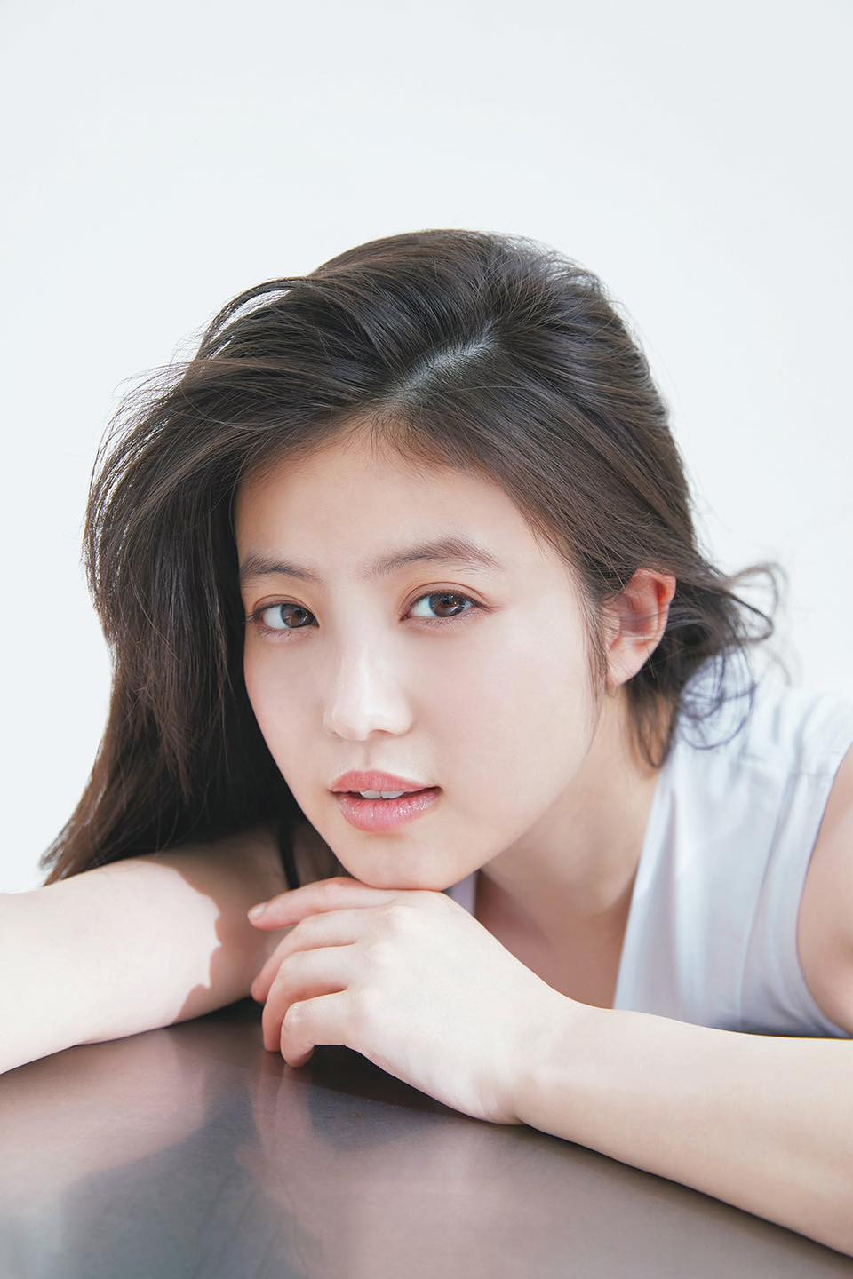 Nữ diễn viên Imada Mio trở thành gương mặt trang bìa tạp chí Friday số ra ngày 20/4. Bộ ảnh khắc họa nét khả ái, yêu kiều của mỹ nhân gen Z nhận được nhiều lời khen của cư dân mạng.