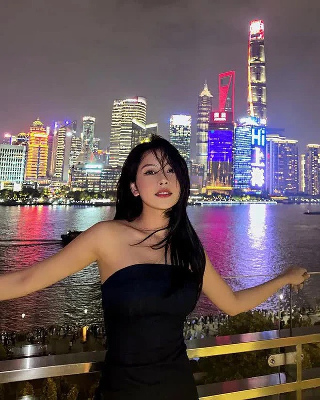 Chi Pu &quot;lên đồ&quot; ăn tối tại Thượng Hải (Trung Quốc). Hot girl đang ở nước bạn ghi hình chương trình Đạp gió 2023. Trước đó, người đẹp sinh năm 1993 đã mở tài khoản Weibo, đánh dấu hoạt động tại thị trường showbiz tỷ dân.