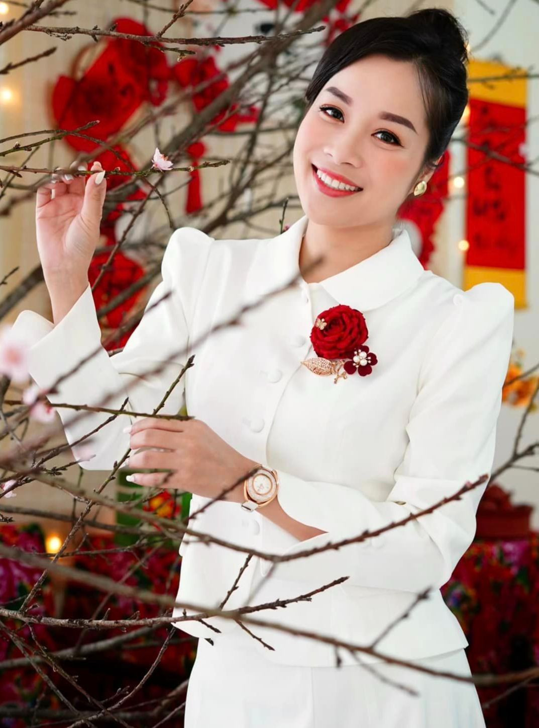 Minh Hương chuyển hướng sang làm MC/BTV truyền hình, mang hàm Thượng úy.