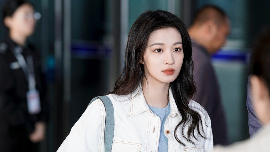 Đóng chính trong Nghe nói em thích tôi (Love Heals) – bộ phim hot lên sóng thời gian gần đây - Vương Sở Nhiên chiếm được sự quan tâm lớn bởi diễn xuất và nhan sắc nổi bật. Nhiều khán giả gọi người đẹp sinh năm 1999 là “tiểu Lưu Diệc Phi” bởi cô mang khí chất trong trẻo, nét mặt khả ái khá giống “thần tiên tỷ tỷ”. Đóng chính trong Nghe nói em thích tôi (Love Heals) – bộ phim hot lên sóng thời gian gần đây - Vương Sở Nhiên chiếm được sự quan tâm lớn bởi diễn xuất và nhan sắc nổi bật. Nhiều khán giả gọi người đẹp sinh năm 1999 là “tiểu Lưu Diệc Phi” bởi cô mang khí chất trong trẻo, nét mặt khả ái khá giống “thần tiên tỷ tỷ”.