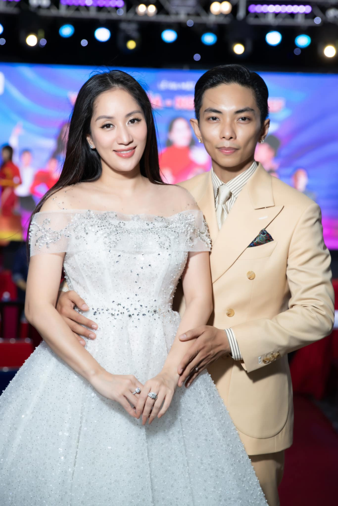 Khánh Thi cùng Phan Hiển tại buổi bổ nhiệm làm Viện trưởng Viện Văn hóa Nghệ thuật, ĐH Kinh tế Tài Chính TP.HCM. Ảnh: NVCC.