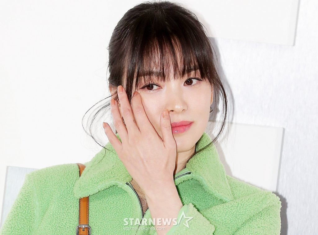 Người đẹp 41 tuổi là diễn viên Hàn Quốc đầu tiên trở thành đại sứ chính thức của nhà mốt Fendi. Nhãn hàng nhận định Song Hye Kyo là biểu tượng sắc đẹp hiện đại, hòa quyện giữa vẻ mềm mại, mạnh mẽ, phong thái tự tin. Người đẹp 41 tuổi là diễn viên Hàn Quốc đầu tiên trở thành đại sứ chính thức của nhà mốt Fendi. Nhãn hàng nhận định Song Hye Kyo là biểu tượng sắc đẹp hiện đại, hòa quyện giữa vẻ mềm mại, mạnh mẽ, phong thái tự tin.