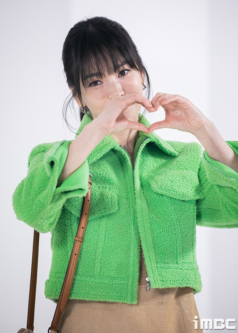 Song Hye Kyo ngượng ngùng khi được phóng viên khen dễ thương. Song Hye Kyo ngượng ngùng khi được phóng viên khen dễ thương.