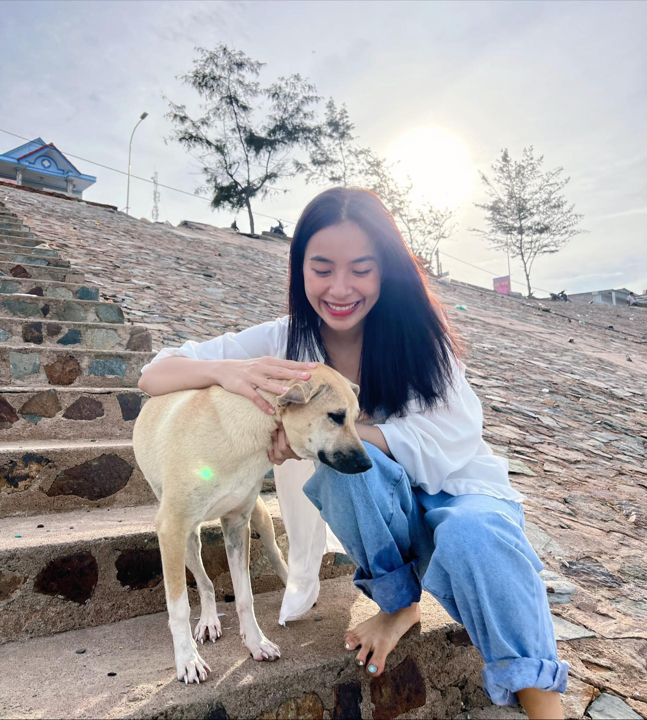 Trang phục trên phim của Trần Vân khá đơn giản. Cô hầu như diện đồ của công nhân may, những bộ quần áo ở nhà, áo phông, quần đen, đi dép lê…