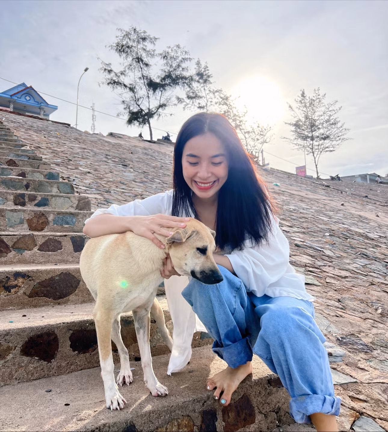 Trang phục trên phim của Trần Vân khá đơn giản. Cô hầu như diện đồ của công nhân may, những bộ quần áo ở nhà, áo phông, quần đen, đi dép lê…