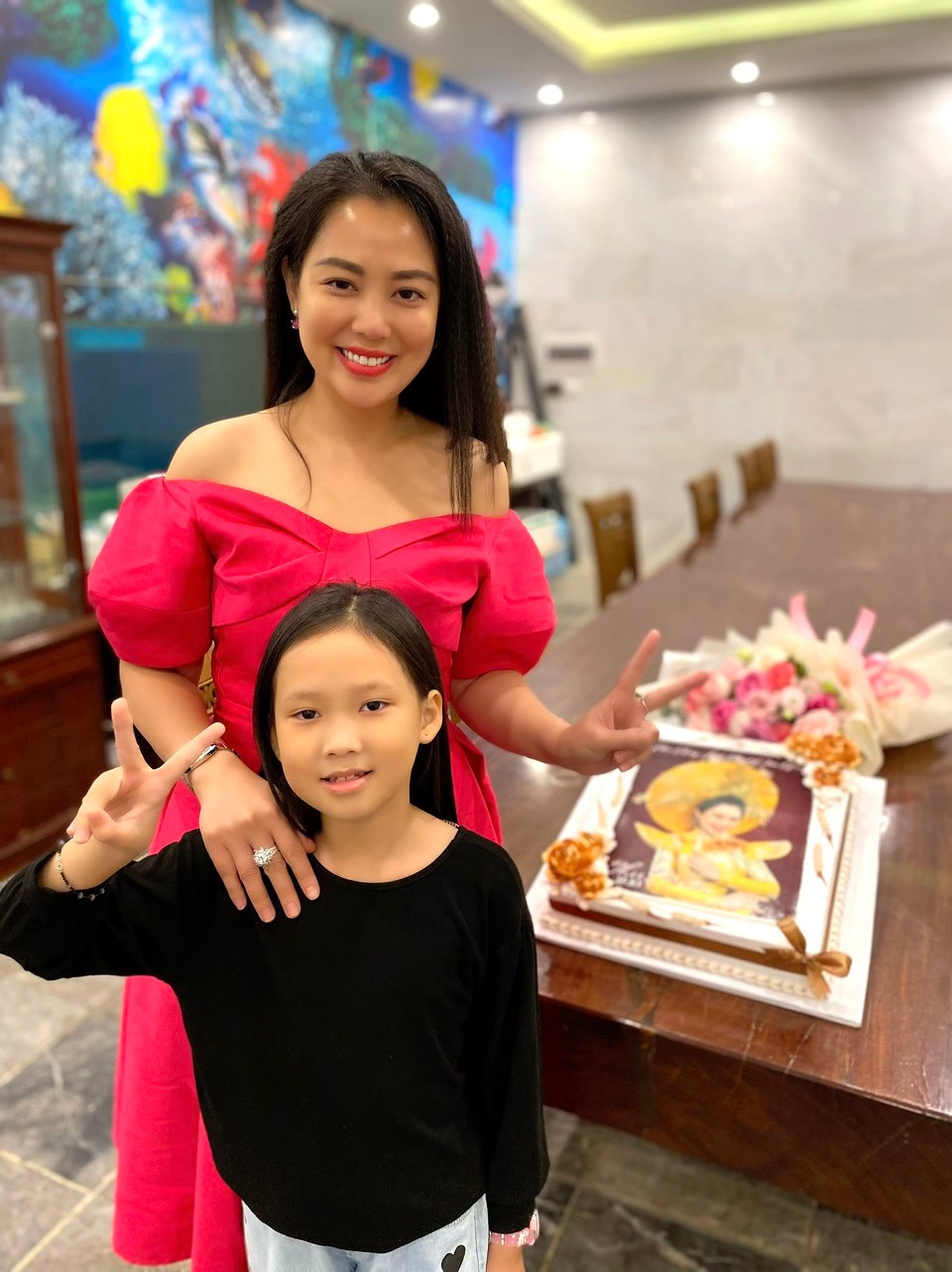 “Tôi cười và xoa đầu con: ‘Với mẹ, chỉ cần con mạnh khỏe, vui tươi , chăm ngoan học tốt thì ngày nào với mẹ cũng là ngày hạnh phúc. Chỉ cần như vậy, những dịp lễ như thế này, được tặng hoa hay không với mẹ cũng không quá quan trọng’. Và hai mẹ con tôi đã đặt lịch cùng nhau đi ăn tại nhà hàng vào buổi tối ngày Valentine”, diễn viên chia sẻ.