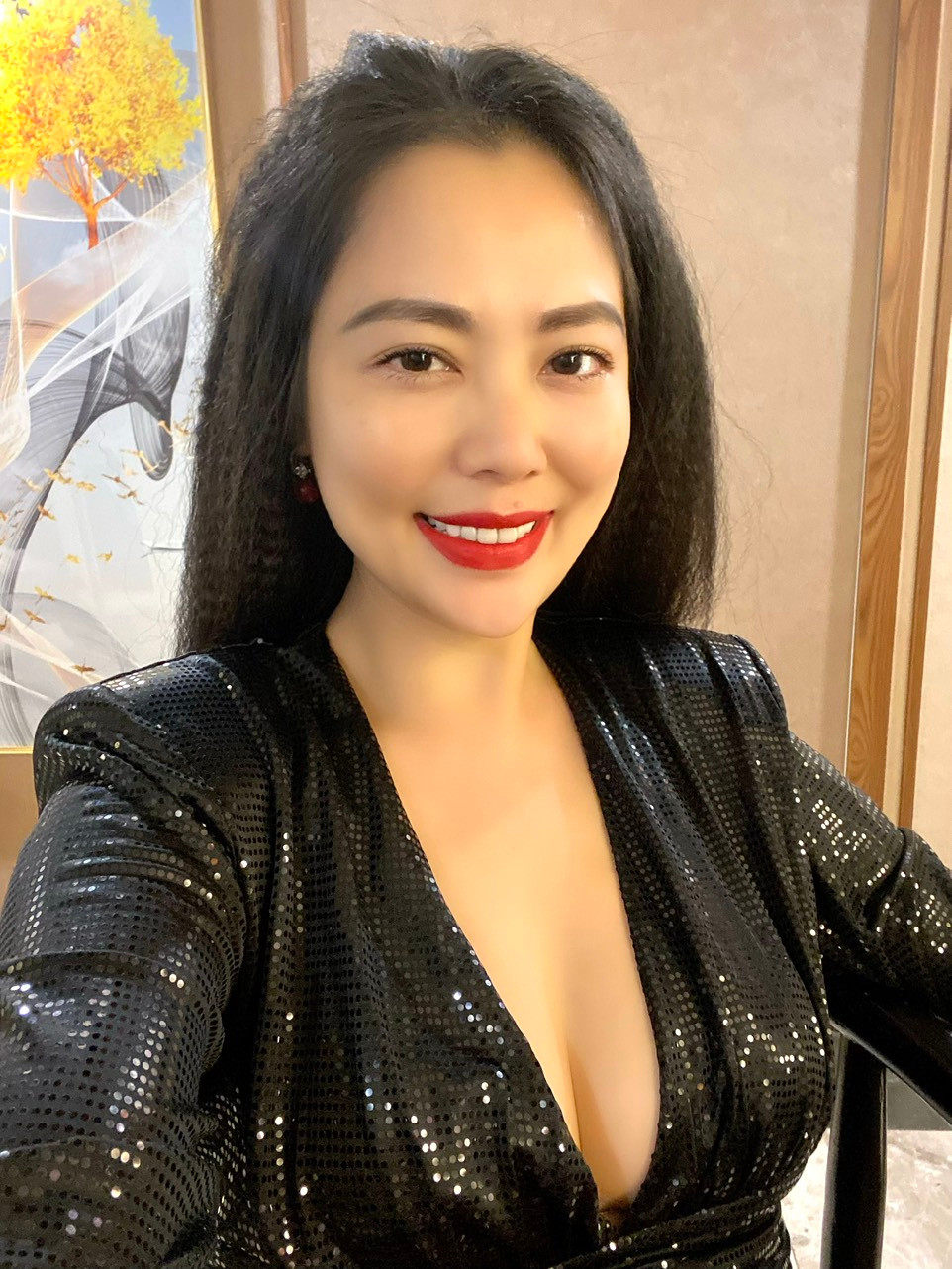 Nữ diễn viên 38 tuổi cho biết cô được nhiều người tìm hiểu, gửi tặng quà vì còn độc thân. “Không riêng lễ tình yêu, các ngày lễ khác cũng vậy. Tôi luôn được nhận những bó hoa, món quà từ những người quan tâm đến mình. Tôi vốn không nặng hình thức, được quan tâm nhiều như vậy tôi vui và biết ơn. Hy vọng nếu gặp được người thật lòng yêu thương, tin tưởng, cảm thông, chia sẻ với tôi trong cuộc sống, đó mới là món quà tuyệt vời nhất”, Thu Hiền bộc bạch.