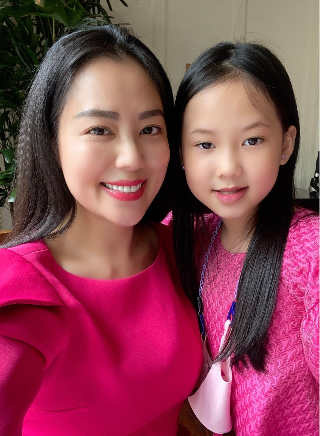 “Tôi cười và xoa đầu con: ‘Với mẹ, chỉ cần con mạnh khỏe, vui tươi , chăm ngoan học tốt thì ngày nào với mẹ cũng là ngày hạnh phúc. Chỉ cần như vậy, những dịp lễ như thế này, được tặng hoa hay không với mẹ cũng không quá quan trọng’. Và hai mẹ con tôi đã đặt lịch cùng nhau đi ăn tại nhà hàng vào buổi tối ngày Valentine”, diễn viên chia sẻ.