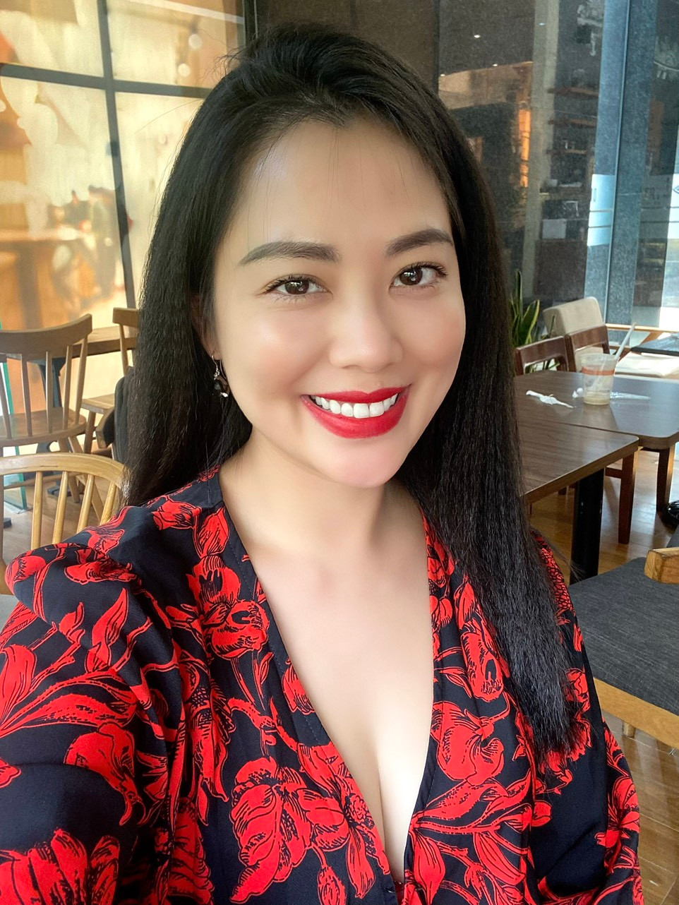 Nữ diễn viên 38 tuổi cho biết cô được nhiều người tìm hiểu, gửi tặng quà vì còn độc thân. “Không riêng lễ tình yêu, các ngày lễ khác cũng vậy. Tôi luôn được nhận những bó hoa, món quà từ những người quan tâm đến mình. Tôi vốn không nặng hình thức, được quan tâm nhiều như vậy tôi vui và biết ơn. Hy vọng nếu gặp được người thật lòng yêu thương, tin tưởng, cảm thông, chia sẻ với tôi trong cuộc sống, đó mới là món quà tuyệt vời nhất”, Thu Hiền bộc bạch.