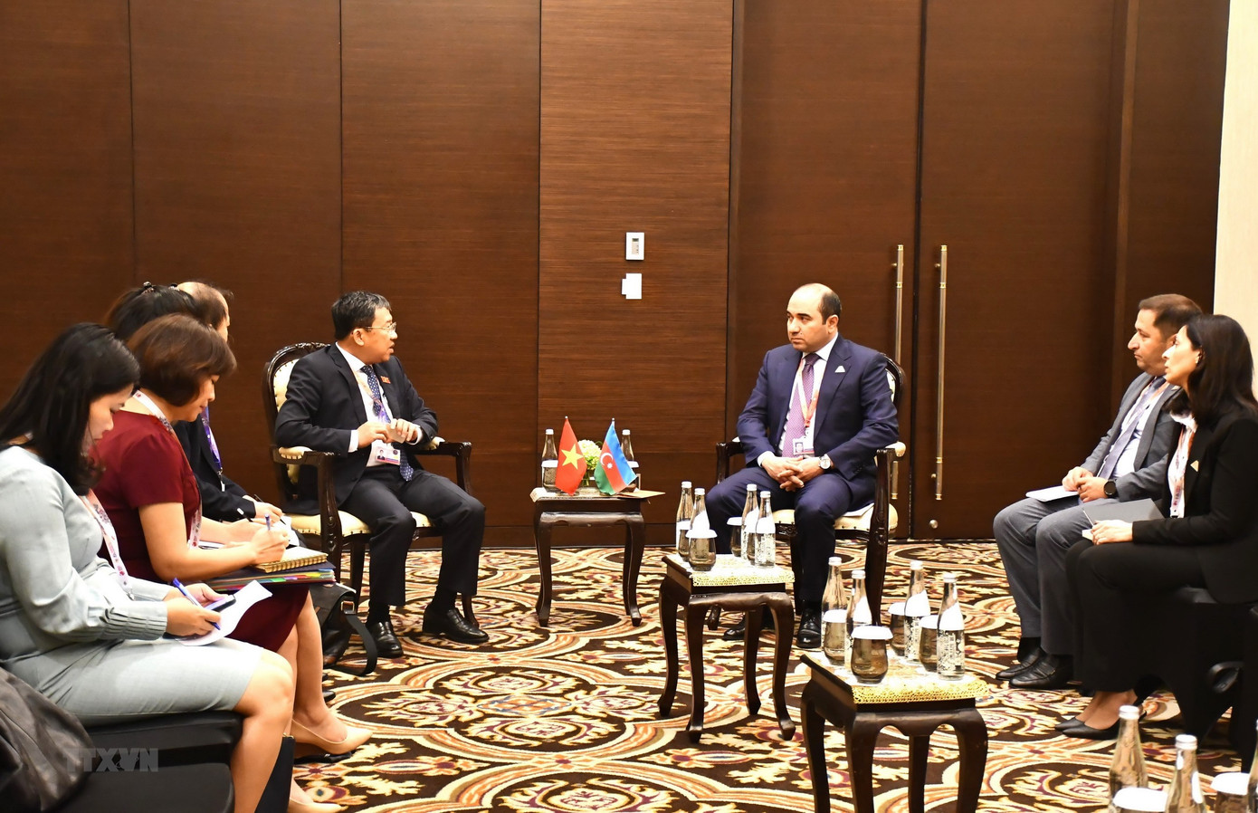 Chủ nhiệm Ủy ban Đối ngoại của Quốc hội Vũ Hải Hà và Đoàn Việt Nam thảo luận song phương với thành viên Ủy ban Đối ngoại và Liên Nghị viện Quốc hội Azerbaijan Kamran Bayramov và thành viên đoàn. (Ảnh: TTXVN) Chủ nhiệm Ủy ban Đối ngoại của Quốc hội Vũ Hải Hà và Đoàn Việt Nam thảo luận song phương với thành viên Ủy ban Đối ngoại và Liên Nghị viện Quốc hội Azerbaijan Kamran Bayramov và thành viên đoàn. (Ảnh: TTXVN)