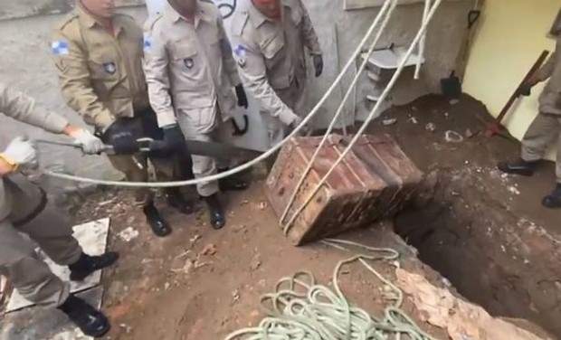 Thi thể nam diễn viên Jefferson Machado được tìm thấy bị chôn vùi trong chiếc rương gỗ ở độ sâu 2 m. Ảnh: Daily Mail. Thi thể nam diễn viên Jefferson Machado được tìm thấy bị chôn vùi trong chiếc rương gỗ ở độ sâu 2 m. Ảnh: Daily Mail.