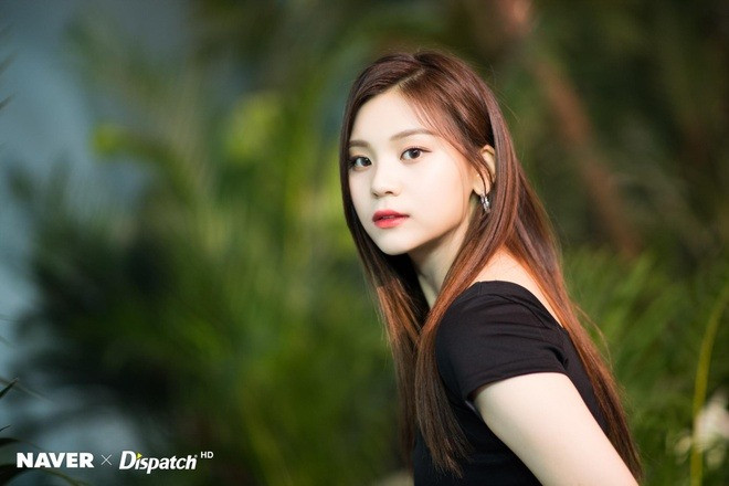 “Những ngày đầu ra mắt, công ty bắt tôi phải tập thể dục và cảm giác như tôi đang bị trừng phạt. Thời gian sau đó, tôi cảm thấy mình khỏe mạnh hơn và học cách trân trọng bản thân”, nữ thần tượng sinh năm 1998 nói.