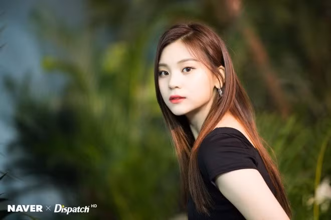“Những ngày đầu ra mắt, công ty bắt tôi phải tập thể dục và cảm giác như tôi đang bị trừng phạt. Thời gian sau đó, tôi cảm thấy mình khỏe mạnh hơn và học cách trân trọng bản thân”, nữ thần tượng sinh năm 1998 nói. “Những ngày đầu ra mắt, công ty bắt tôi phải tập thể dục và cảm giác như tôi đang bị trừng phạt. Thời gian sau đó, tôi cảm thấy mình khỏe mạnh hơn và học cách trân trọng bản thân”, nữ thần tượng sinh năm 1998 nói.