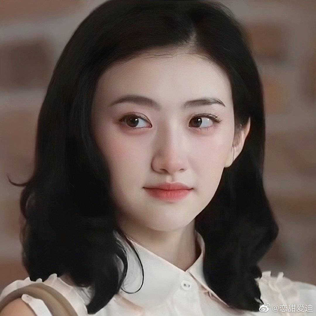 Cảnh Điềm sinh năm 1988 ở Tây An, Thiểm Tây. Người đẹp được cho là xuất thân trong gia đình chính trị và theo học khiêu vũ ở Đoàn nghệ thuật Tiểu Thiên Nga tỉnh Thiểm Tây. Năm 12 tuổi, cô chuyển đến theo học tại Học viện vũ đạo Bắc Kinh, ngành múa dân gian Trung Quốc. Cảnh Điềm sinh năm 1988 ở Tây An, Thiểm Tây. Người đẹp được cho là xuất thân trong gia đình chính trị và theo học khiêu vũ ở Đoàn nghệ thuật Tiểu Thiên Nga tỉnh Thiểm Tây. Năm 12 tuổi, cô chuyển đến theo học tại Học viện vũ đạo Bắc Kinh, ngành múa dân gian Trung Quốc.