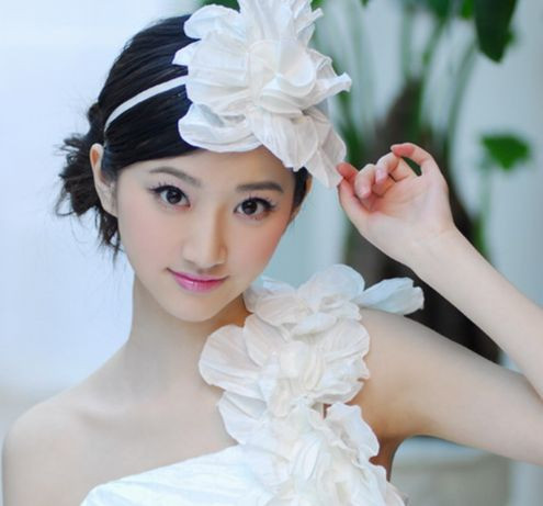 Cảnh Điềm sinh năm 1988 ở Tây An, Thiểm Tây. Người đẹp được cho là xuất thân trong gia đình chính trị và theo học khiêu vũ ở Đoàn nghệ thuật Tiểu Thiên Nga tỉnh Thiểm Tây. Năm 12 tuổi, cô chuyển đến theo học tại Học viện vũ đạo Bắc Kinh, ngành múa dân gian Trung Quốc. Cảnh Điềm sinh năm 1988 ở Tây An, Thiểm Tây. Người đẹp được cho là xuất thân trong gia đình chính trị và theo học khiêu vũ ở Đoàn nghệ thuật Tiểu Thiên Nga tỉnh Thiểm Tây. Năm 12 tuổi, cô chuyển đến theo học tại Học viện vũ đạo Bắc Kinh, ngành múa dân gian Trung Quốc.