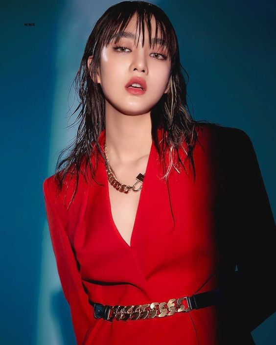 Minnie tên đầy đủ là Minnie Nicha Yontararak, sinh năm 1997, quốc tịch Thái Lan và nằm trong danh sách 100 gương mặt đẹp nhất thế giới năm 2022 do TC Candler bình chọn. Cô là giọng ca chính của (G)I-DLE và có khả năng sáng tác. Bên cạnh đó, người đẹp có thể nói 5 thứ tiếng Anh, Hàn, Thái, Trung, Nhật. Ảnh: Twitter. Minnie tên đầy đủ là Minnie Nicha Yontararak, sinh năm 1997, quốc tịch Thái Lan và nằm trong danh sách 100 gương mặt đẹp nhất thế giới năm 2022 do TC Candler bình chọn. Cô là giọng ca chính của (G)I-DLE và có khả năng sáng tác. Bên cạnh đó, người đẹp có thể nói 5 thứ tiếng Anh, Hàn, Thái, Trung, Nhật. Ảnh: Twitter.