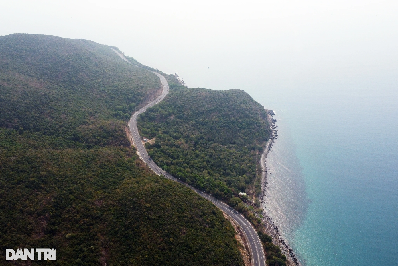 Phía bắc Cam Lâm giáp với TP Nha Trang, cách nhau đoạn đèo Cù Hin hiểm trở. Phía bắc Cam Lâm giáp với TP Nha Trang, cách nhau đoạn đèo Cù Hin hiểm trở.