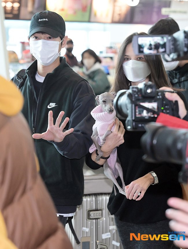 Cặp sao nhanh chóng bị bao vây bởi báo giới, người hâm mộ. Song Joong Ki thể hiện sự thân thiện trước truyền thông và nhận những món quà nhỏ từ mọi người. Tài tử từ chối trả lời bất kỳ câu hỏi trực tiếp nào từ các phóng viên liên quan đến cuộc hôn nhân và đứa con sắp chào đời. Cặp sao nhanh chóng bị bao vây bởi báo giới, người hâm mộ. Song Joong Ki thể hiện sự thân thiện trước truyền thông và nhận những món quà nhỏ từ mọi người. Tài tử từ chối trả lời bất kỳ câu hỏi trực tiếp nào từ các phóng viên liên quan đến cuộc hôn nhân và đứa con sắp chào đời.