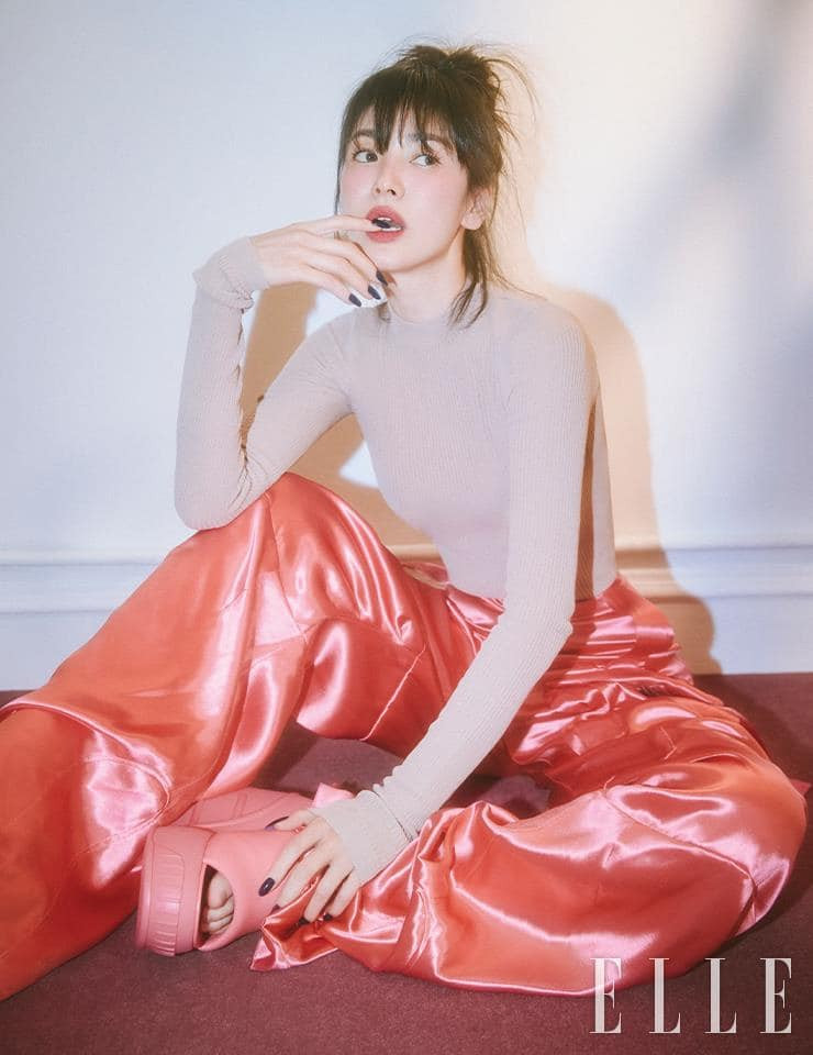 Ở tuổi 41, ngôi sao Hậu duệ mặt trời được nhận xét ngày càng đẹp mặn mà theo thời gian. Trong bài phỏng vấn gần đây, nữ diễn viên nói cô là người đã có tuổi và thích cuộc sống phẳng lặng, không xô bồ. Đóng The Glory, Song Hye Kyo tạo tranh luận về nhan sắc, nhiều người chê bai cô xuống sắc, song diễn viên được bênh vực hy sinh cho vai diễn. Ảnh: Elle.