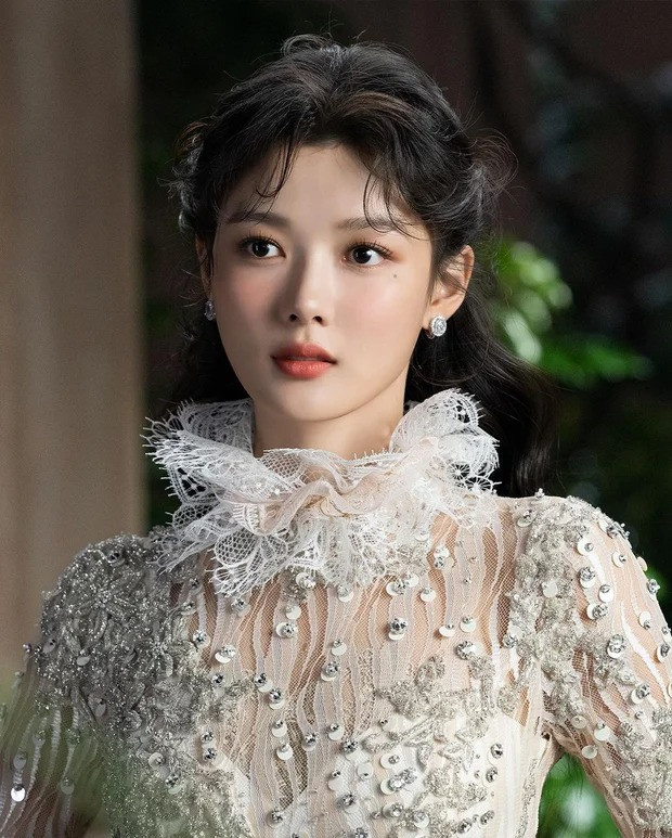 Loạt hình mới nhất trên Instagram của Kim Yoo Jung gây chú ý, cô mặc váy ren, mang khí chất tiểu thư sang chảnh, quyền quý. Đây là tạo hình vở kịch mang tên Shakespeare in Love. Nữ diễn viên viết: &quot;Vở kịch Shakespeare in Love, Viola De Lesseps, Thomas Kent&quot;. Trong đó, Viola De Lesseps và Thomas Kent là tên hai nhân vật ở vở kịch. Ảnh: Awesome Ent Naver Blog.