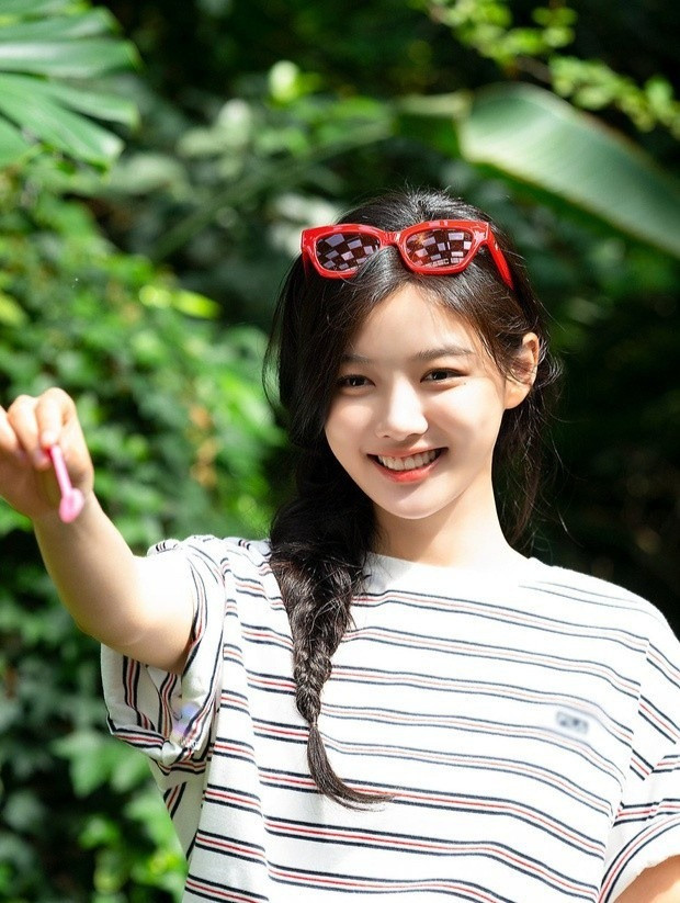 Bước vào giới showbiz từ sớm, Kim Yoo Jung làm mẫu nhí, đóng quảng cáo năm lên 4. Một năm sau, cô bắt đầu đóng phim điện ảnh. Nét đáng yêu, diễn xuất tự nhiên của cô được đánh giá cao và lọt vào mắt xanh của các đạo diễn. Tên tuổi của cô được tạo dựng khi tham gia đóng nhiều phim gây tiếng vang tại Hàn Quốc và nhiều quốc gia châu Á. Ngay từ thời niên thiếu, cô cùng bạn đồng niên Kim So Hyun được nhận định là tương lai của điện ảnh Hàn Quốc và mang biệt danh “em gái quốc dân”. Awesome ENT.
