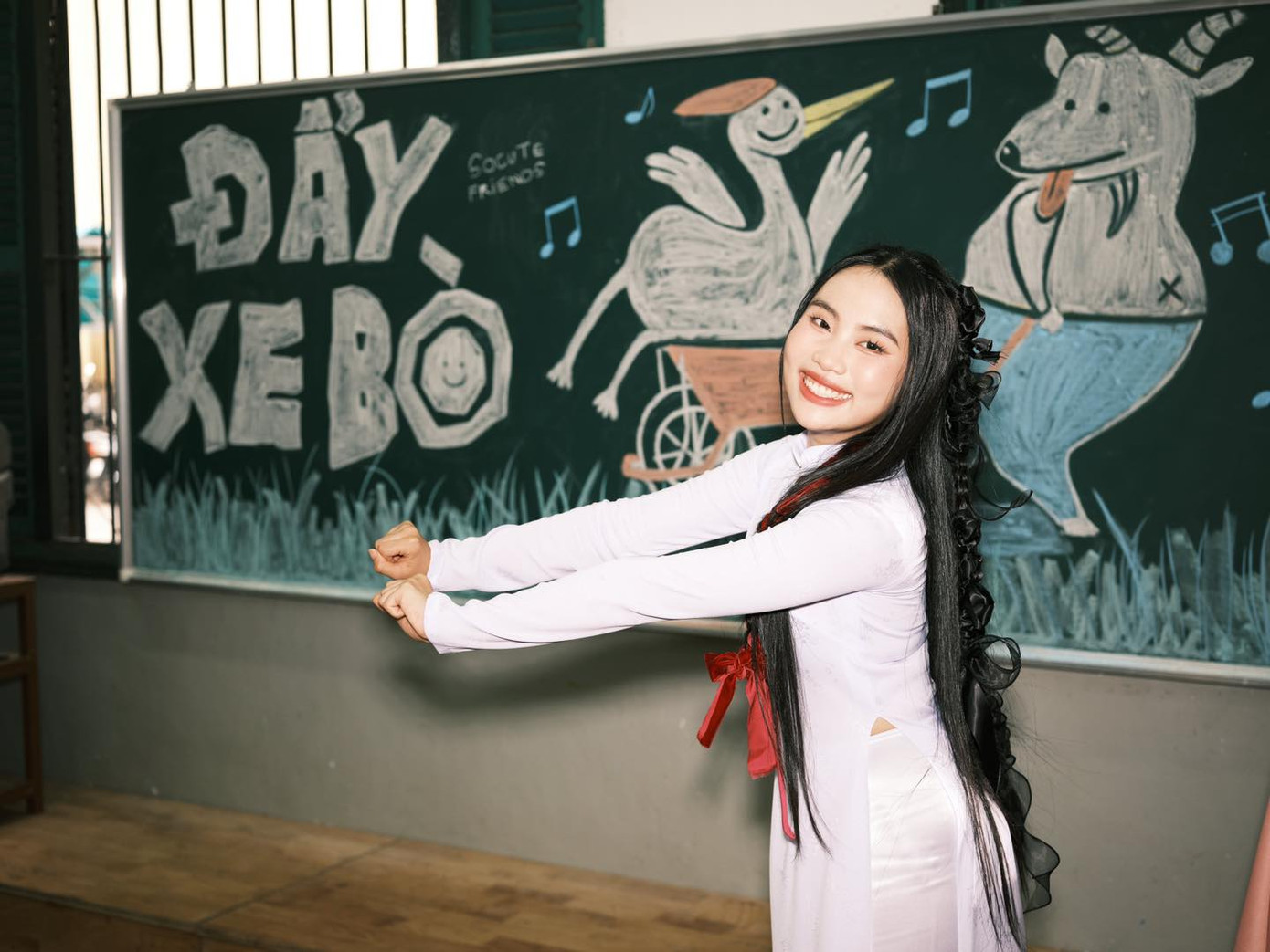 Cách đây 6 ngày, Phương Mỹ Chi ra mắt MV Đẩy xe bò được lấy cảm hứng từ tác phẩm Vợ nhặt của nhà văn Kim Lân. Cách đây 6 ngày, Phương Mỹ Chi ra mắt MV Đẩy xe bò được lấy cảm hứng từ tác phẩm Vợ nhặt của nhà văn Kim Lân.