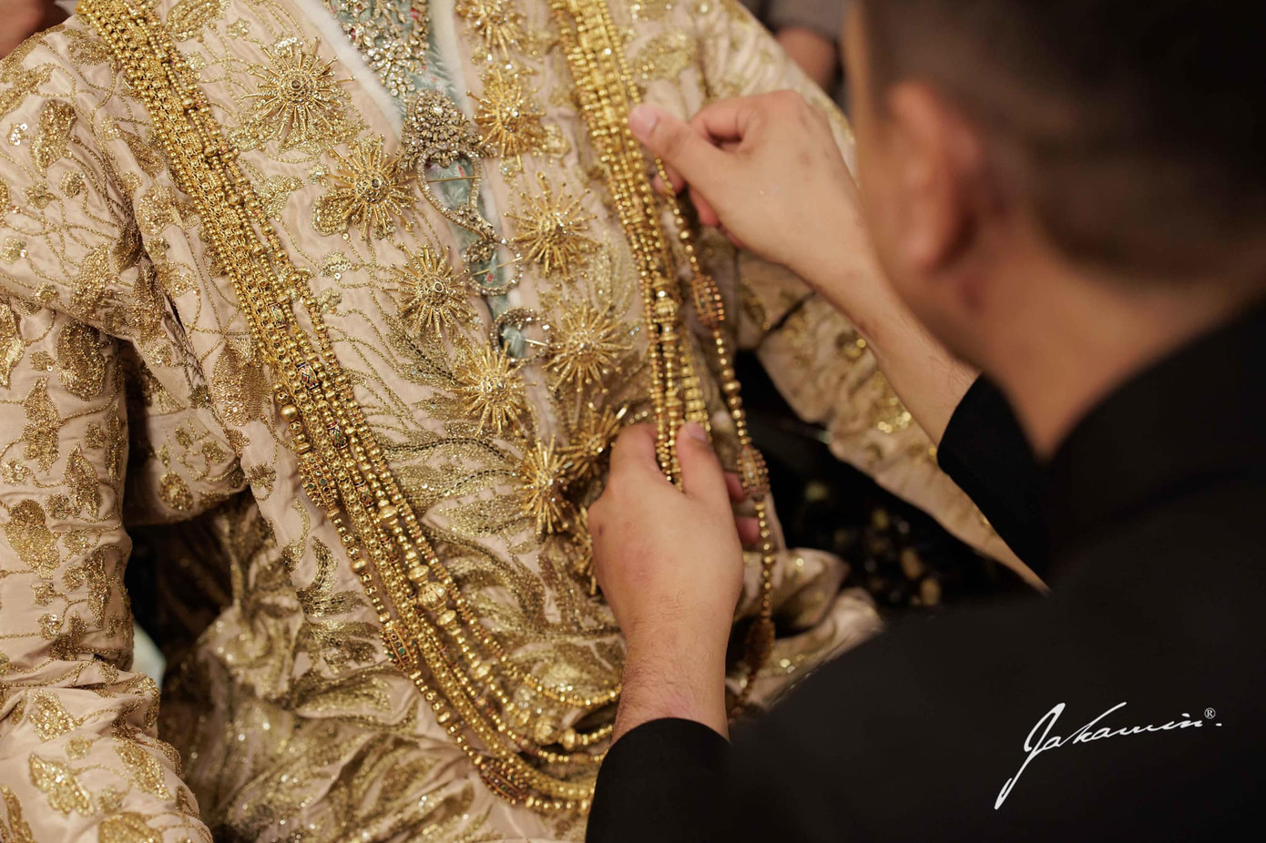 Trên trang cá nhân, mẹ chồng Nong Poy đùa con dâu có sức khỏe vì đeo mấy kg vàng không biết mệt. Nong Poy từng tâm sự cô nhận được sự yêu thương, vun vén từ gia đình chồng. Hai bên gia đình cũng đã biết nhau từ 20 năm trước.