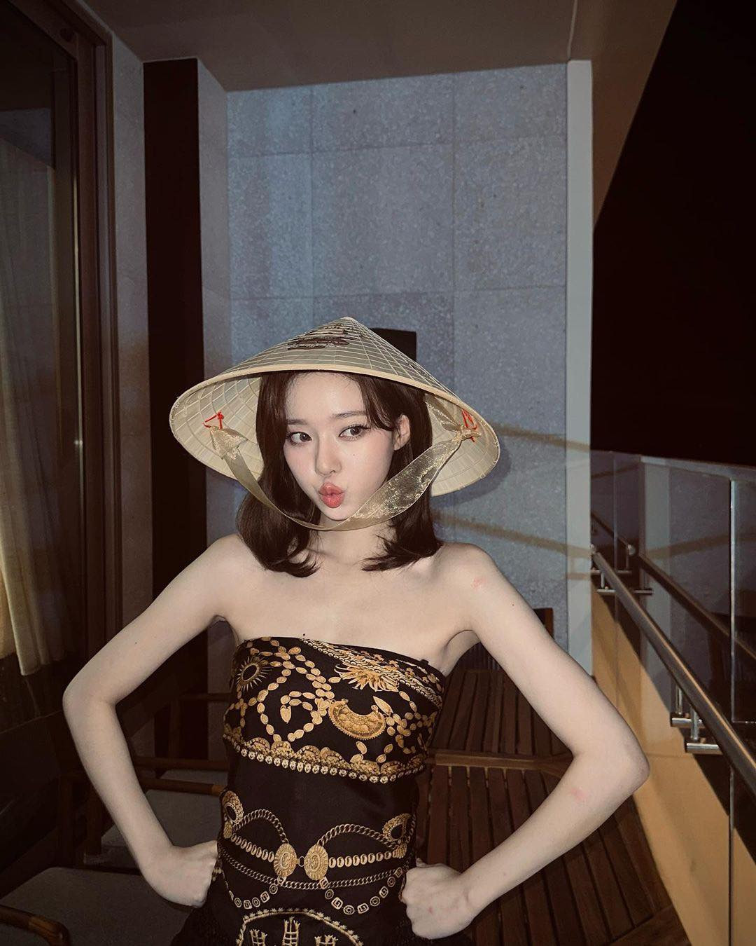 Cuối tuần qua, sao Hàn “đổ bộ” đến Việt Nam biểu diễn và ghi hình game show. Thành viên Winter (nhóm aespa) check-in cùng nón lá do fan Việt tặng. Các thành viên aespa cùng ê-kíp ở Việt Nam 3 ngày để tham gia biểu diễn trong lễ hội âm nhạc SEEN Festival diễn ra tại Hội An và trở về Hàn Quốc vào chiều 19/6.