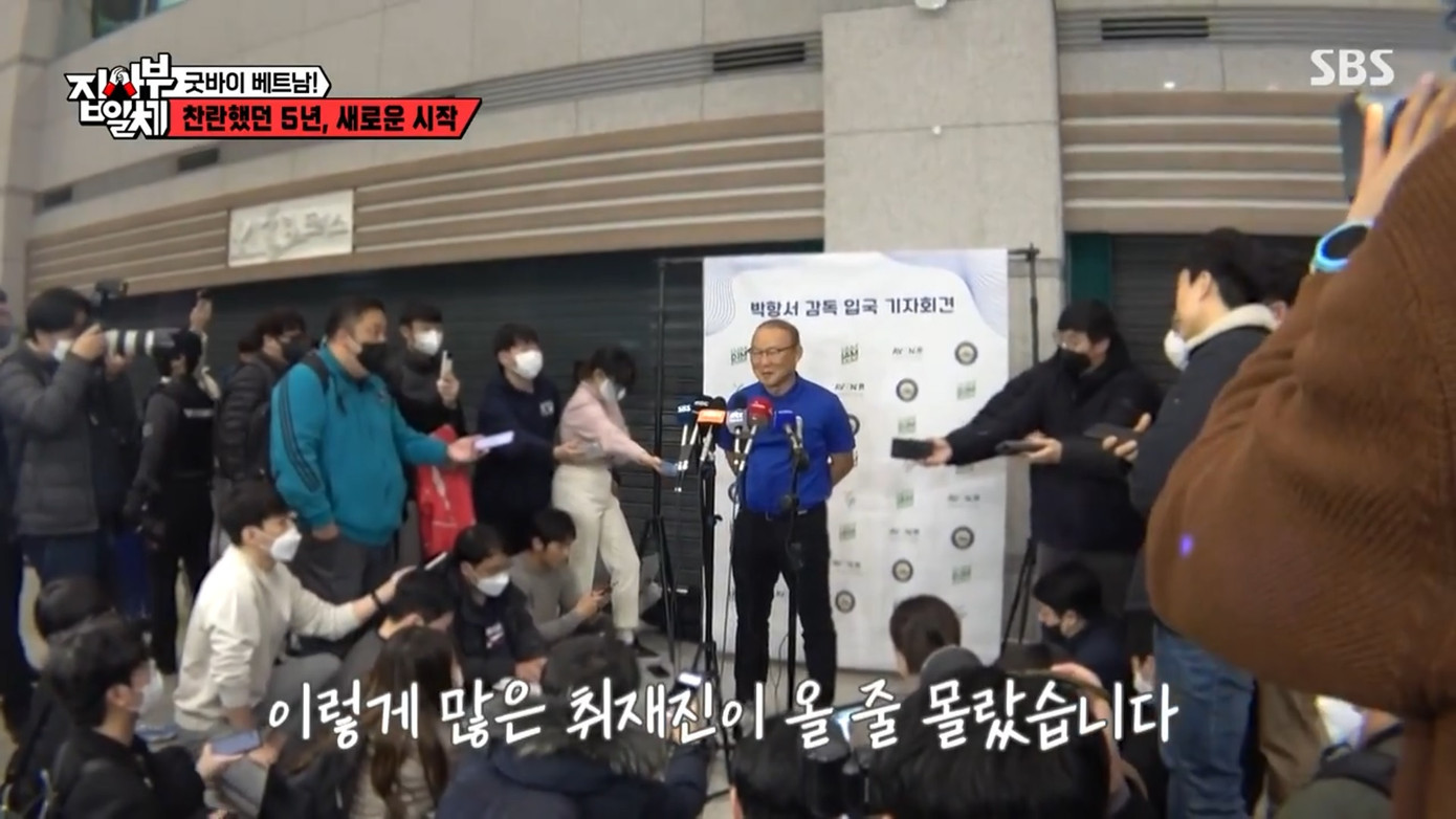 Nhà cầm quân 65 tuổi bất ngờ khi có nhiều phóng viên đón tại sân bay. Ảnh: SBS. Nhà cầm quân 65 tuổi bất ngờ khi có nhiều phóng viên đón tại sân bay. Ảnh: SBS.