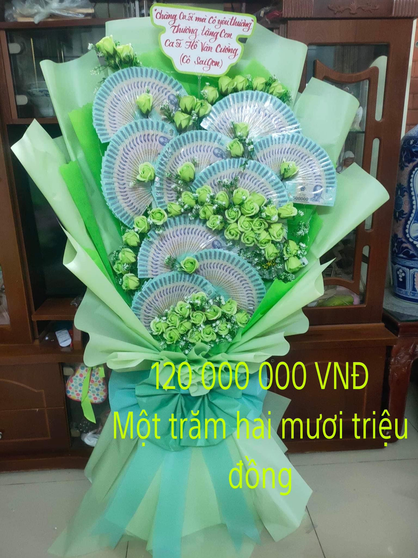 Hồ Văn Cường nhận 120 triệu đồng từ fan. Ảnh: Hồ Văn Cường FC. Hồ Văn Cường nhận 120 triệu đồng từ fan. Ảnh: Hồ Văn Cường FC.