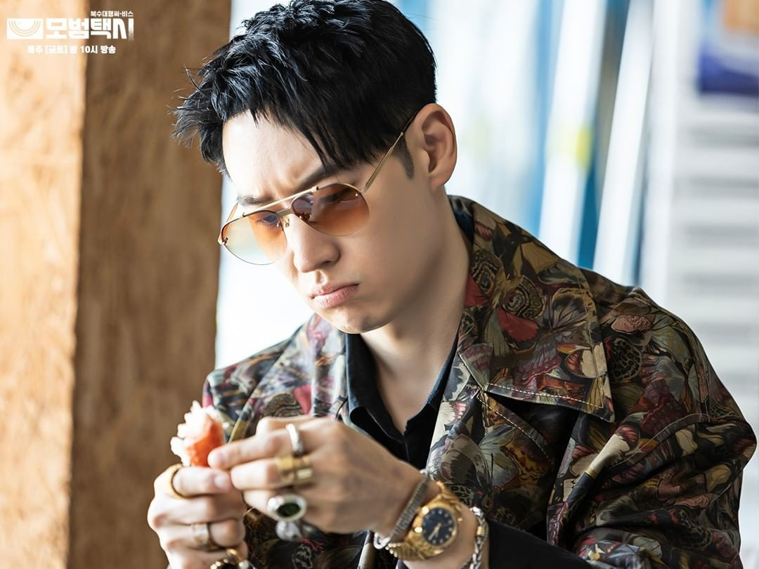 Trong Taxi Driver, nam diễn viên khắc họa thành công vai tài xế bảnh bao, ánh mắt sắc lạnh bí mật hỗ trợ người bị hại, những nạn nhân thấp cổ bé họng mà pháp luật không thể bảo vệ họ. Ở phần 1, nhân vật của anh bị nhận xét “lăng xê” sức mạnh quá đà, song nhiều ý kiến bênh vực, cho là hợp lý vì nam chính phải chiến đấu, đối diện với môi trường có quá nhiều phản diện, đồng thời là cách giúp khán giả có cái nhìn tươi sáng, hạnh phúc hơn khi phim lên án gay gắt những vấn nạn nhức nhối tại Hàn Quốc. Ảnh: NSX.