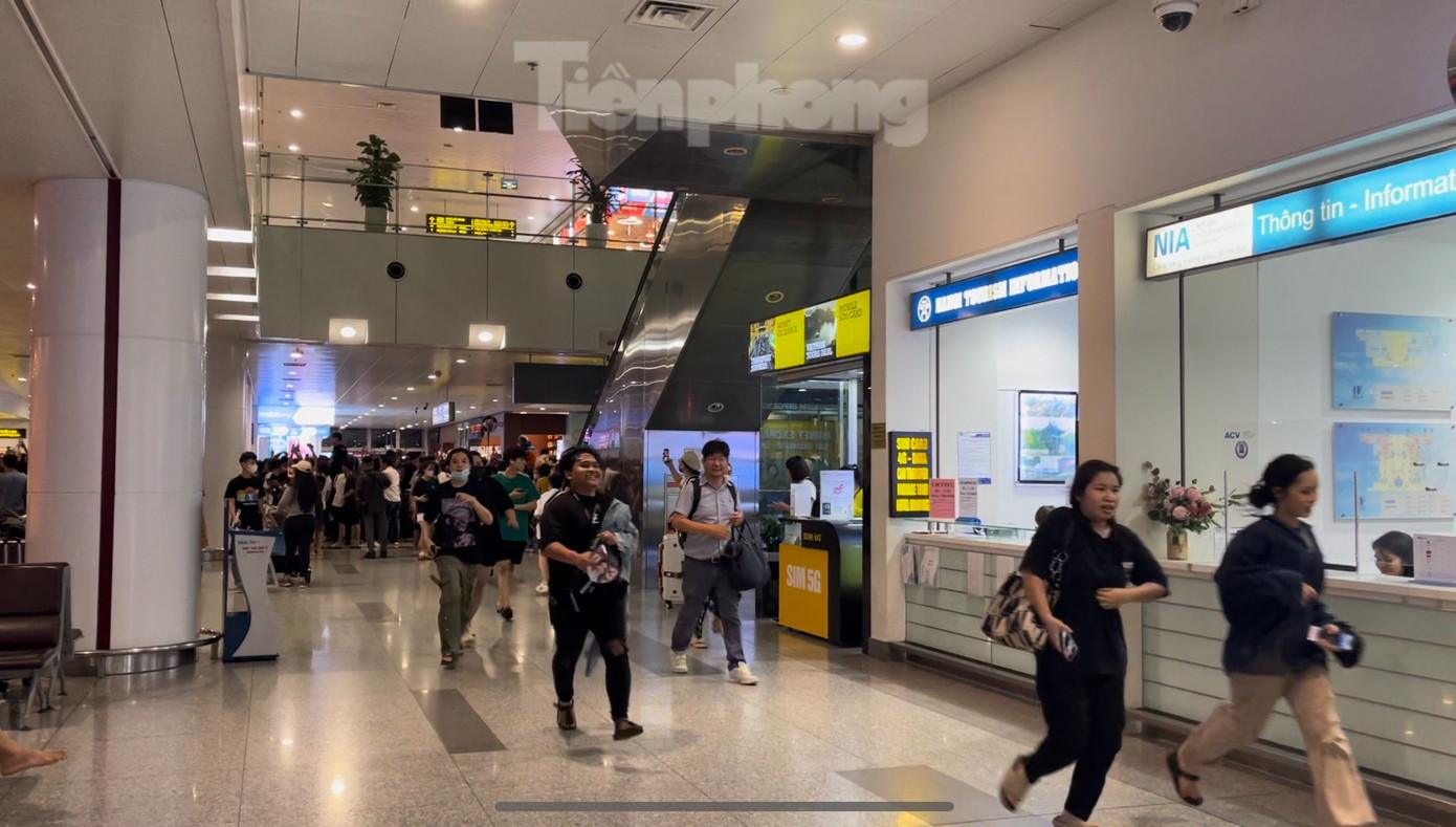 Khung cảnh hỗn loạn của fan BlackPink tại sân bay Nội Bài khi nghe nhóm đi bằng cửa VIP. Khung cảnh hỗn loạn của fan BlackPink tại sân bay Nội Bài khi nghe nhóm đi bằng cửa VIP.