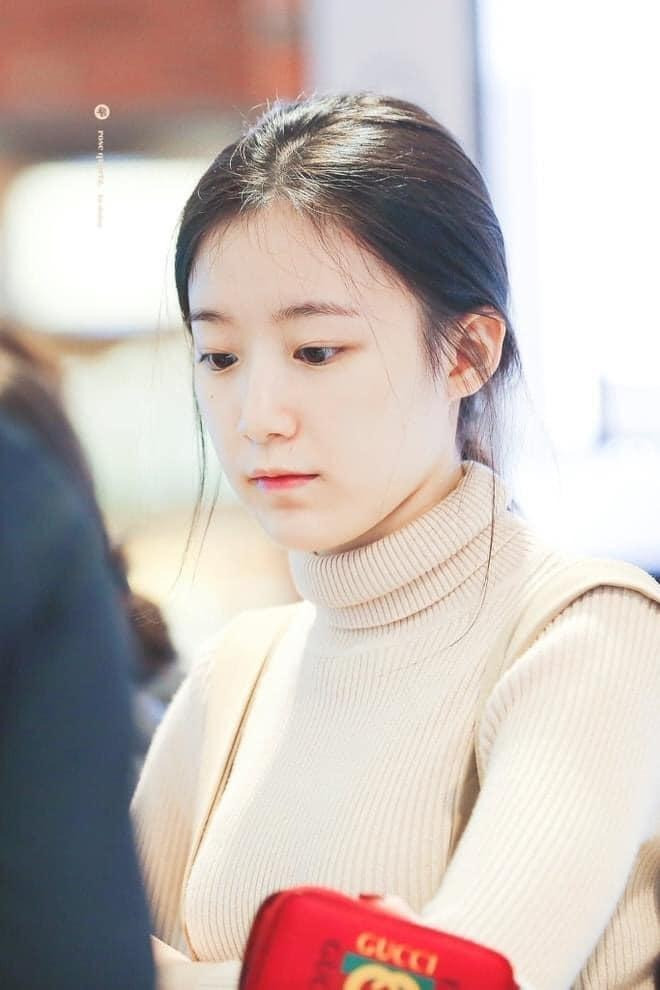 Shuhua thường để mặt mộc xuất hiện trước công chúng. Ảnh: Twitter. Shuhua thường để mặt mộc xuất hiện trước công chúng. Ảnh: Twitter.